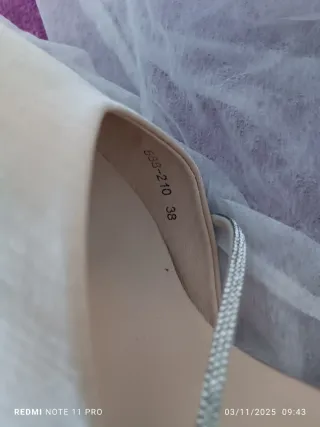 Zapatos de tacón beige con pedrería