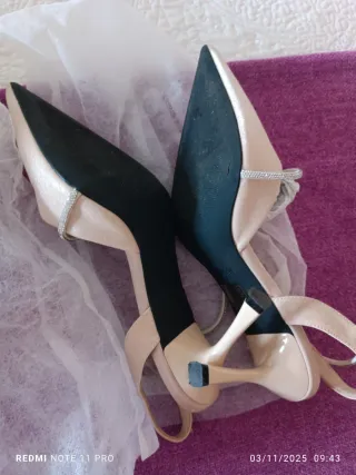 Zapatos de tacón beige con pedrería