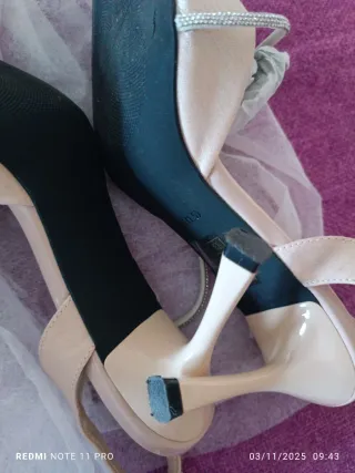 Zapatos de tacón beige con pedrería