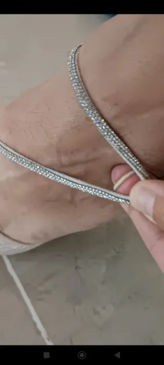 Zapatos de tacón beige con pedrería