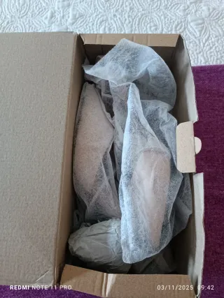 Zapatos de tacón beige con pedrería