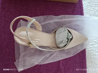 Zapatos de tacón beige con pedrería