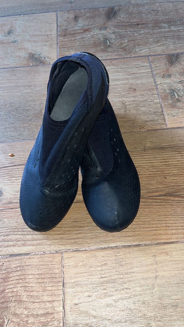 Botas de fútbol negras