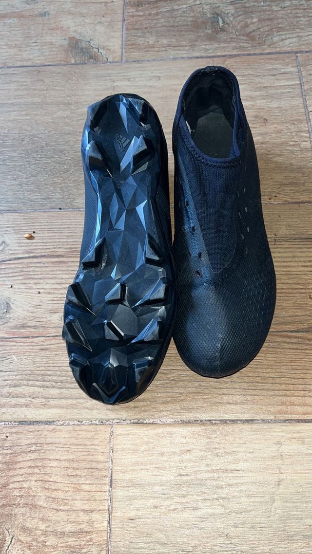 Botas de fútbol negras