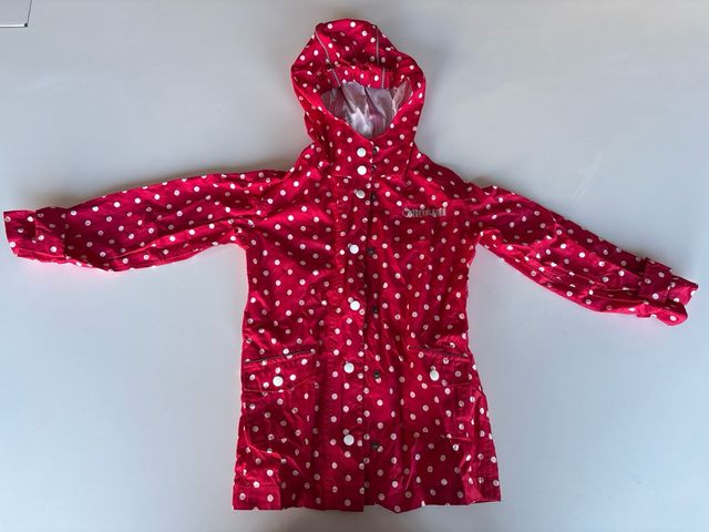 Chaqueta impermeable roja con lunares – niña