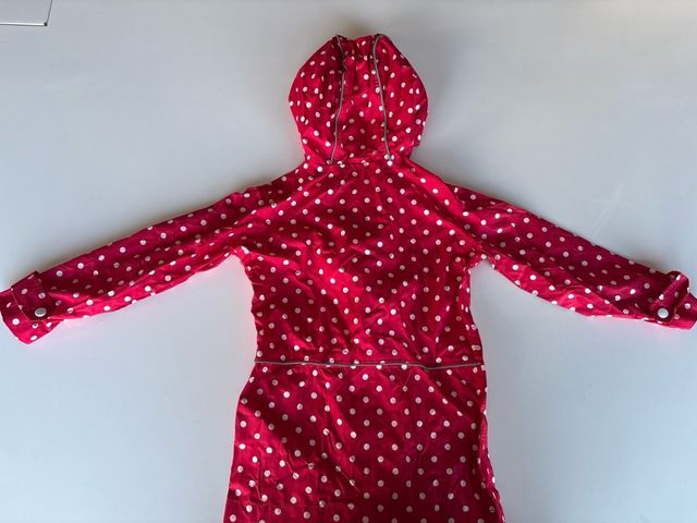 Chaqueta impermeable roja con lunares – niña