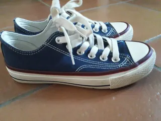 Zapatillas Converse azul vaquero.