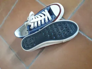 Zapatillas Converse azul vaquero.