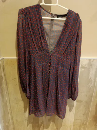 Vestido gasa morado topos rojos