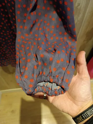 Vestido gasa morado topos rojos