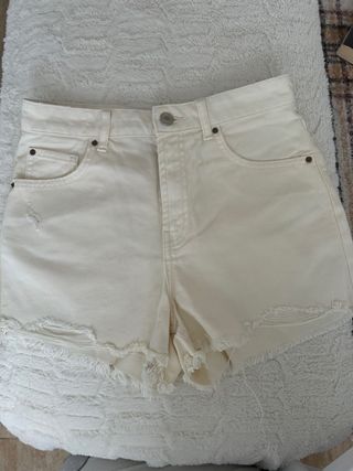 Vaqueros cortos crema rotos