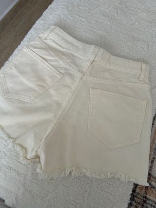 Vaqueros cortos crema rotos