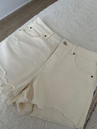 Vaqueros cortos crema rotos