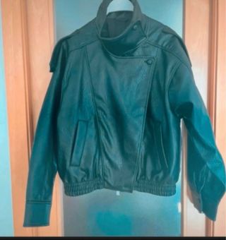 Cazadora efecto piel Zara Talla XL