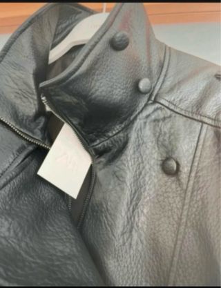 Cazadora efecto piel Zara Talla XL