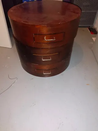 Mesa redonda de madera antigua