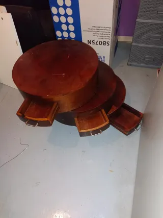 Mesa redonda de madera antigua