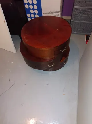 Mesa redonda de madera antigua