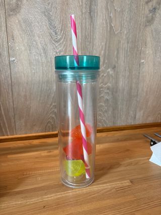 Bicchiere con cannuccia e ghiaccetti