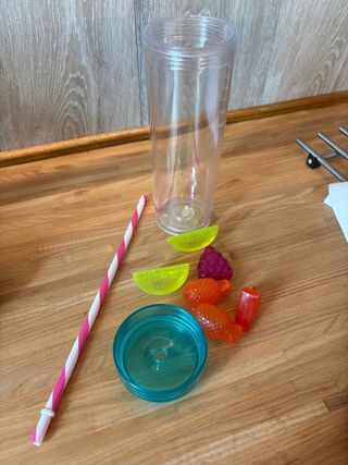 Bicchiere con cannuccia e ghiaccetti