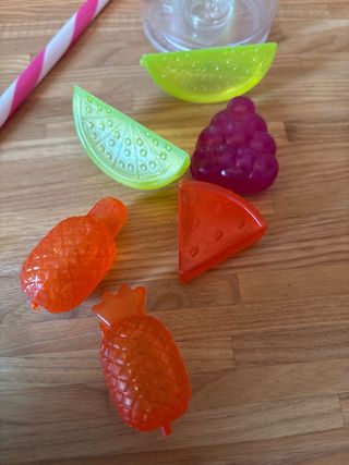 Bicchiere con cannuccia e ghiaccetti