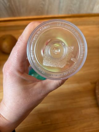 Bicchiere con cannuccia e ghiaccetti