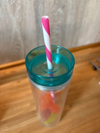 Bicchiere con cannuccia e ghiaccetti