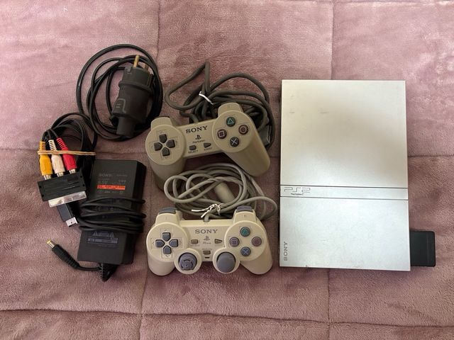 Consola PS2 Slim Prata + 14 Jogos + 2 Controles