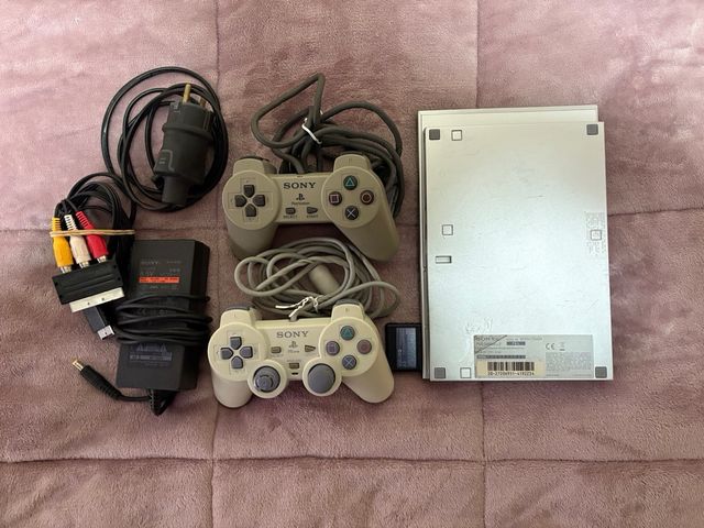 Consola PS2 Slim Plateada + 14 Juegos + 2 mandos.