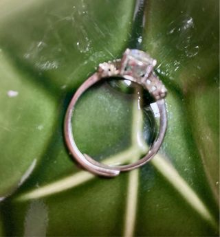 Anillo Zamak y Cuarzo Blanco Natural .Ajustable