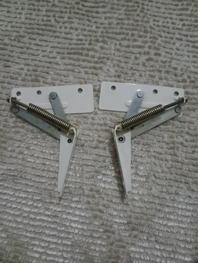 Herrajes metálicos con resorte