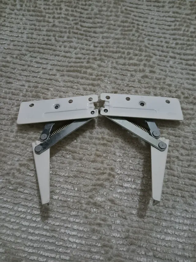 Herrajes metálicos con resorte