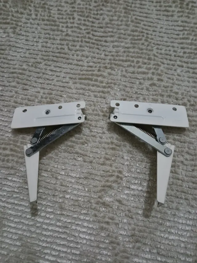 Herrajes metálicos con resorte