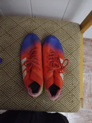 Zapatillas de tacos Adidas naranjas y azules