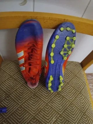 Zapatillas de tacos Adidas naranjas y azules