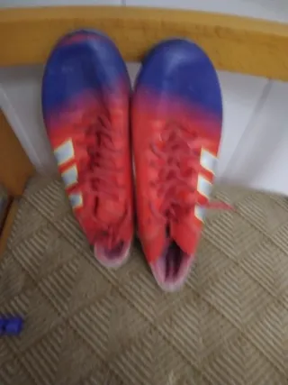 Zapatillas de tacos Adidas naranjas y azules