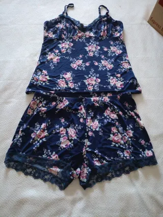 Pijama floral azul y rosa