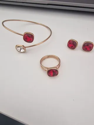 Conjunto de acero dorado y rojo