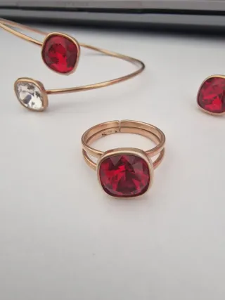 Conjunto de acero dorado y rojo