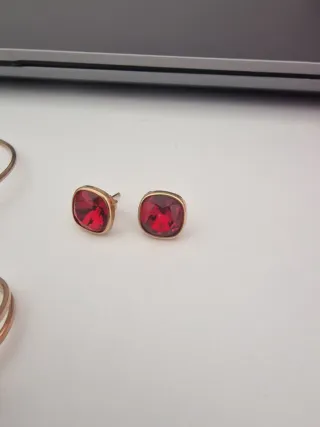 Conjunto de acero dorado y rojo
