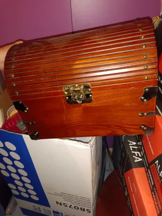 Baúl de madera con cerradura