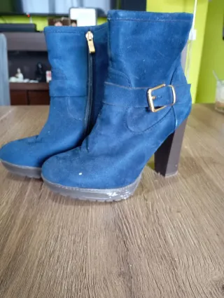 Botas azules de tacón con hebilla