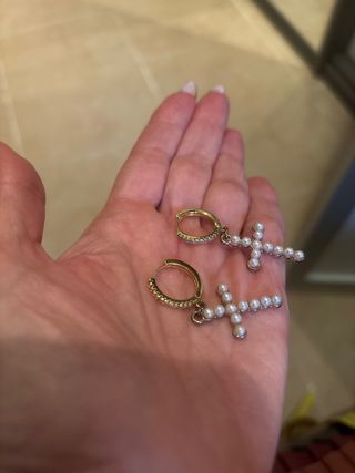 pendientes cruz perlas con aro dorado atrás blanco