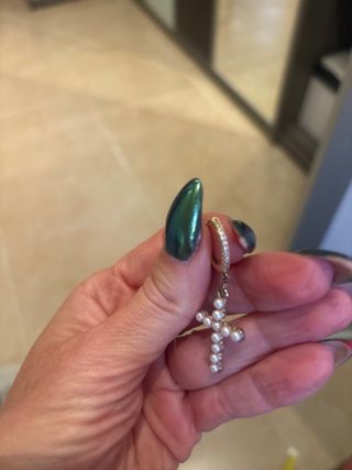 pendientes cruz perlas con aro dorado atrás blanco