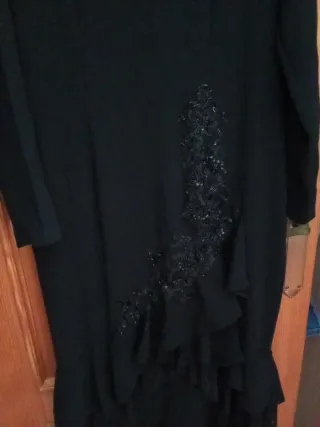 Vestido negro elegante con volantes