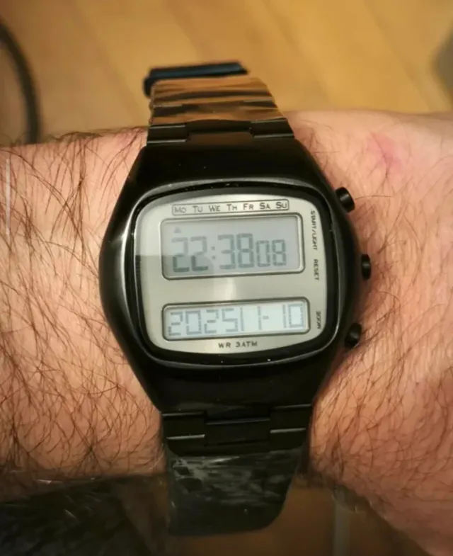 Reloj Digital retro nuevo+ otro de regalo