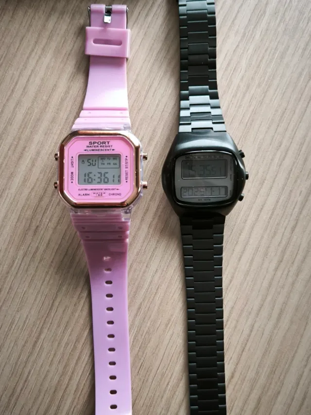 Reloj Digital retro nuevo+ otro de regalo