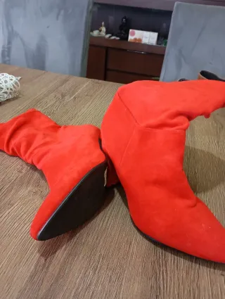 Botas rojas de ante