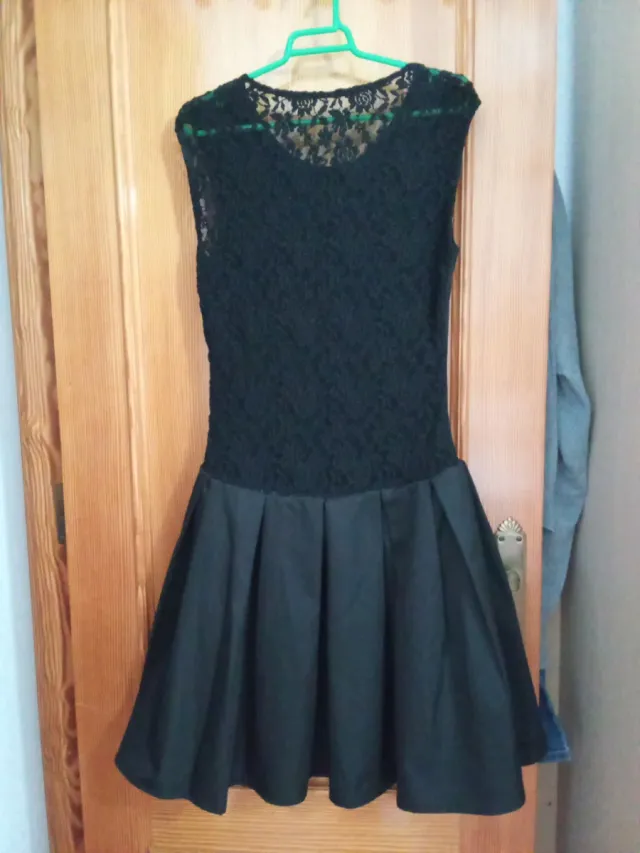 Vestido negro corto con encaje