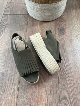 Sandalias de plataforma verde con flecos